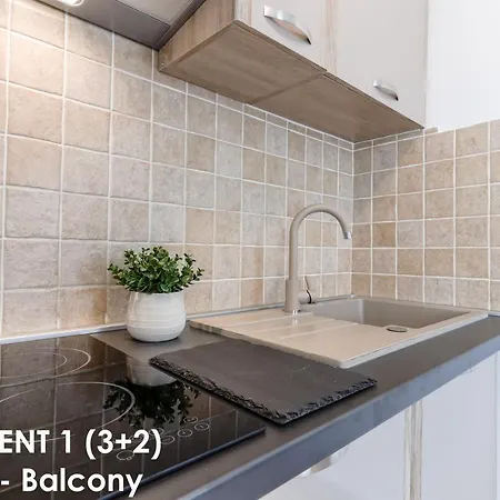 Sunshine With Balcony And Sea View Апартаменты