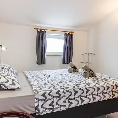 Apartment Sunshine With Balcony And Sea View Funtana