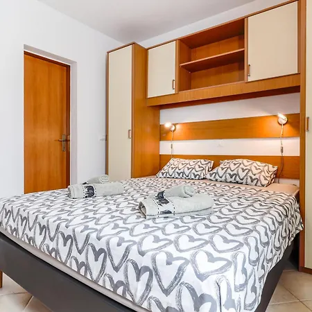 Sunshine With Balcony And Sea View Apartment Funtana